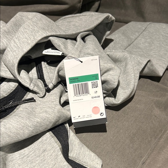 Nike Tech - Picture 2 of 2